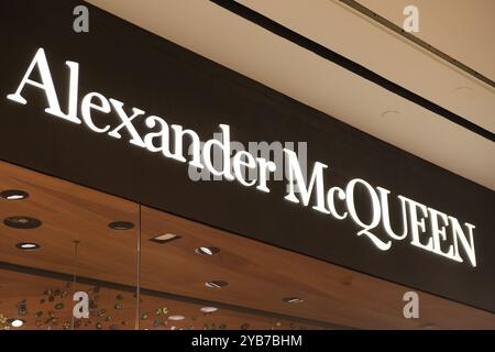 Shanghai, China - 25. März 2023: Alexander McQueen Store Markenlogo Stockfoto