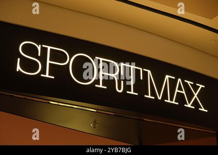 Shanghai, China - 1. April 2023: Logo der Marke SPORTMAX Store Stockfoto