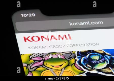 Konami Group Corporation Markenlogo und Teenage Mutant Ninja Turtles (TMNT) auf der offiziellen Website. Japanisches Unternehmen für Videospiele und Unterhaltung Stockfoto