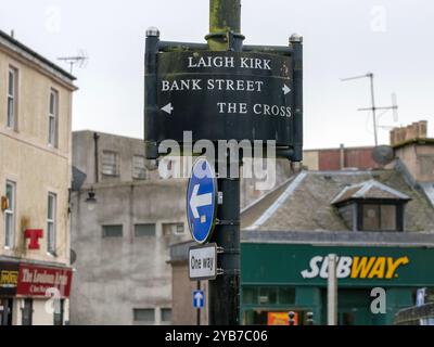 Kilmarnock, Schottland, Großbritannien. Oktober 2024: Wegweiser zu den nächsten Attraktionen in Kilmarnock. Stockfoto