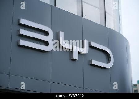 Shanghai, China - 9. Juli 2023: BYD Store Schild. Schließen Sie das Logo der Marke BYD Company Stockfoto