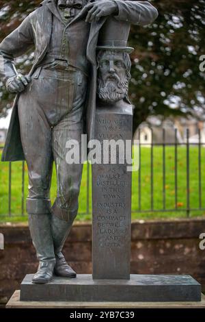 Kilmarnock, Schottland, Großbritannien. 13. Oktober 2024: Die Statue von Johnnie Walker, vor der New Laigh Kirk. Stockfoto