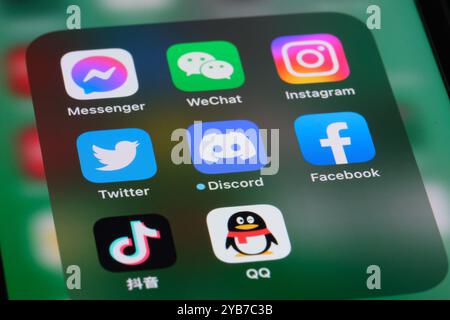 Discord, Twitter, Messenger, WeChat, Instagram, Douyin(TikTok), Tencent QQ, Facebook-App-Symbol auf dem Bildschirm. Stockfoto