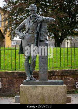 Kilmarnock, Schottland, Großbritannien. 13. Oktober 2024: Die Statue von Johnnie Walker, vor der New Laigh Kirk. Stockfoto