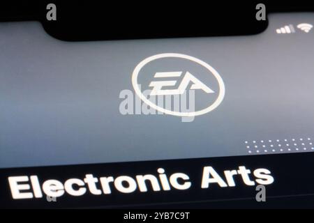 Schließen Sie das Logo der Marke Electronic Arts auf dem Bildschirm. Spielefirma Stockfoto