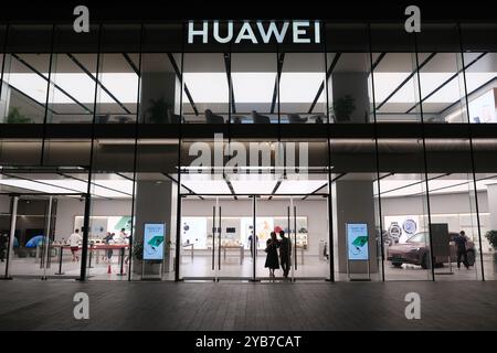 Shanghai, China - 30. Juli 2023: Fassade des großen HUAWEI Flagship Stores mit Kunden in der Nacht Stockfoto