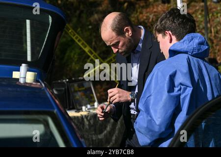 Der Duke of Cornwall (Mitte links) verwendet einen speziellen Staub, um Fingerabdrücke zu enthüllen, während er an einer CSI-Trainingsübung mit Studenten teilnimmt, die an der Military and Protective Services Academy eingeschrieben sind, während seines Besuchs im Duchy College Stoke Climsland in Callington, Cornwall, um mehr darüber zu erfahren, wie das College jungen Menschen in ländlichen Gebieten Möglichkeiten bietet. Bilddatum: Donnerstag, 17. Oktober 2024. Stockfoto