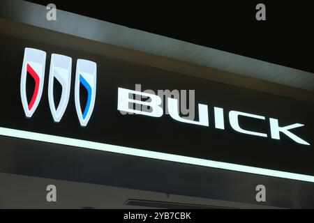 Shanghai, China - 30. Juli 2023: Close up Buick Store Schild. Fahrzeugmarke Stockfoto