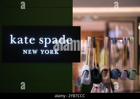 Shanghai, China - 22. Juli 2023: Kate Spade New York Store Markenlogo und Handtasche Produkt Stockfoto