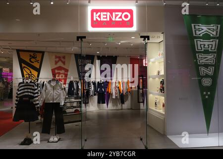 Shanghai, China-Feb. 23. 2023: KENZO Bekleidungsgeschäft. Französische Modemarke Stockfoto