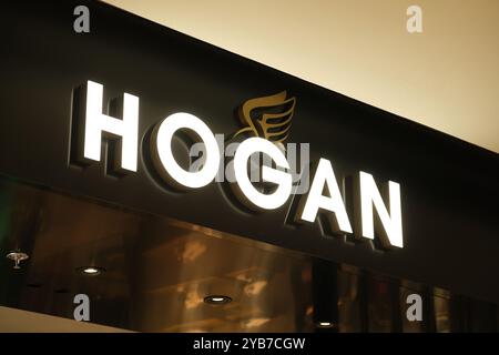 Shanghai, China-Feb. 23. 2023: Close up HOGAN Store Schild. Italienische Luxusmarke Stockfoto