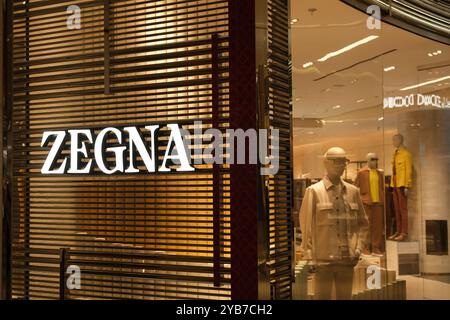 Shanghai, China-Feb. 23. 2023: ZEGNA Ladenschild und Kleidung im Laden. Italienische Luxusmarke Stockfoto