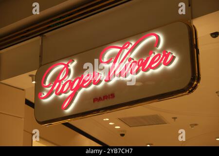 Shanghai, China-Feb. 23. 2023: Close up Roger Vivier Store Schild. Luxusunternehmen Stockfoto