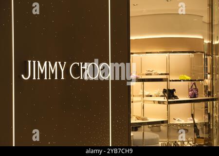 Shanghai, China-Feb. 23. 2023: Jimmy Choo Schuhgeschäft und Markenlogo Stockfoto