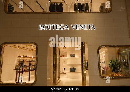 Shanghai, China-Feb. 23. 2023: Großes Bottega Veneta Flagship-Geschäft. Italienische Luxusmarke Stockfoto