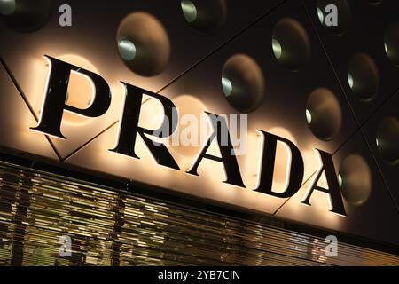 Shanghai, China-Feb. 23. 2023: Close up PRADA Store Schild. Italienisches Luxusunternehmen Stockfoto