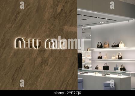 Shanghai, China-Feb. 23. 2023: Miu Miu Store und Markenzeichen. Italienische Modemarke Stockfoto