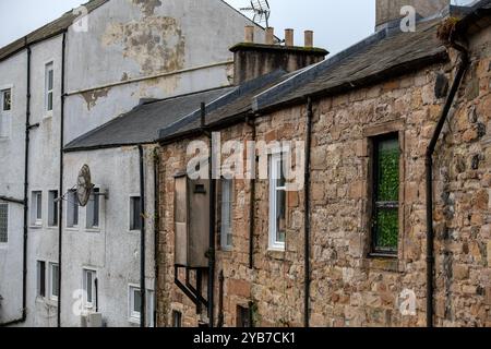 Kilmarnock, Schottland, Großbritannien. 13. Oktober 2024: Georgianische Gebäude in der Nähe der Old Kilmarnock Bridge. Stockfoto