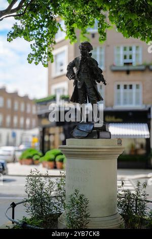 London – 15. Juni 2022: Wolfgang Amadeus Mozart-Statue auf dem Orangenplatz Stockfoto