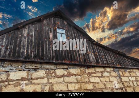 Dachboden eines alten Dorfhauses Stockfoto