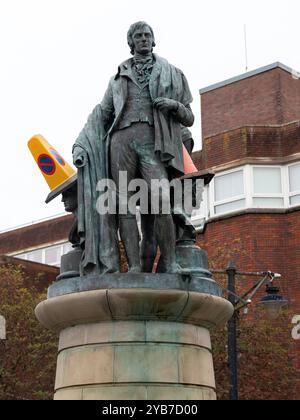 Kilmarnock, Schottland, Großbritannien. 13. Oktober 2024: Die Statuen von Robert Burns und John Wilson Monument am Kilmarnock Cross. Stockfoto