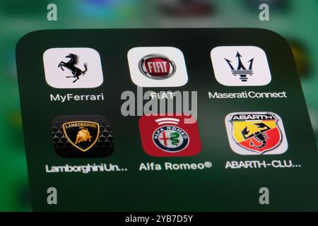 Fiat, Ferrari, Maserati, Lamborghini, Alfa Romeo, Abarth. Verschiedene Logos italienischer Autohersteller Stockfoto