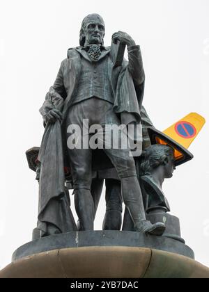 Kilmarnock, Schottland, Großbritannien. 13. Oktober 2024: Die Statuen von Robert Burns und John Wilson Monument am Kilmarnock Cross. Stockfoto