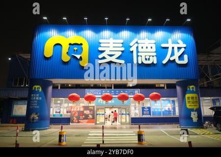 Shanghai, China - 17. September 2023: Fassade des Metro AG-Geschäfts mit Kunden Stockfoto