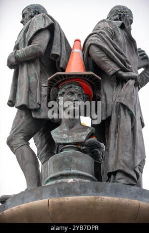 Kilmarnock, Schottland, Großbritannien. 13. Oktober 2024: Die Statuen von Robert Burns und John Wilson Monument am Kilmarnock Cross. Stockfoto