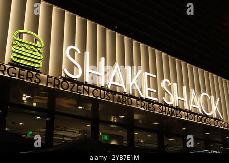 Shanghai, China - 13. Mai 2023: Shake Shack Restaurant Markenlogo Store Schild Stockfoto