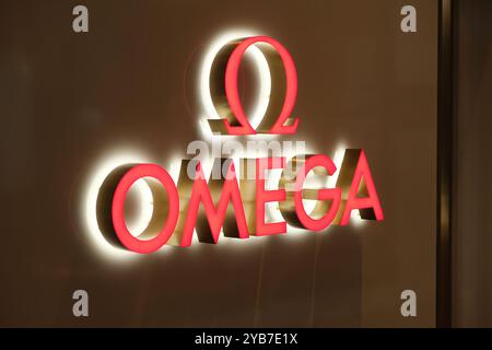 Shanghai, China - 13. Mai 2023: Omega Store Schild. Firmenlogo von Omega Stockfoto
