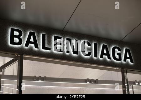 Shanghai, China-13. Mai 2023: Logo der Marke Balenciaga Store Stockfoto