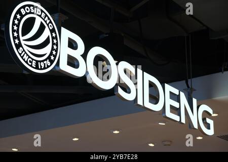 Shanghai, China-13. Mai 2023: Logo der Marke Bosideng Store. Chinesisches Unternehmen für Daunenbekleidung Stockfoto