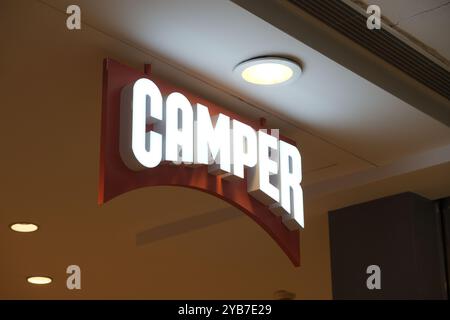 Shanghai, China-13. Mai 2023: Schild für Camper Store. Ein Schuhunternehmen Stockfoto