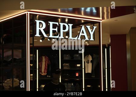 Shanghai, China - 13. Mai 2023: Bekleidungsgeschäft und Markenlogo abspielen. Stockfoto