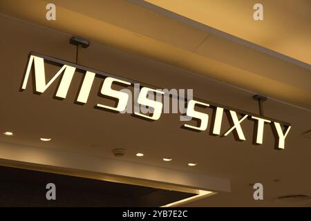 Shanghai, China - 13. Mai 2023: Logo der Marke Miss Sixty Store. Modemarke Stockfoto