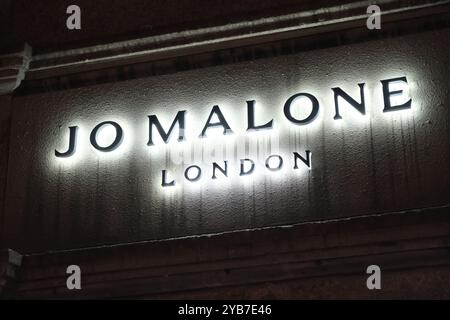 Shanghai, China - 12. Mai 2023: Jo Malone London Store Sign. Firmenlogo von Jo Malone Stockfoto