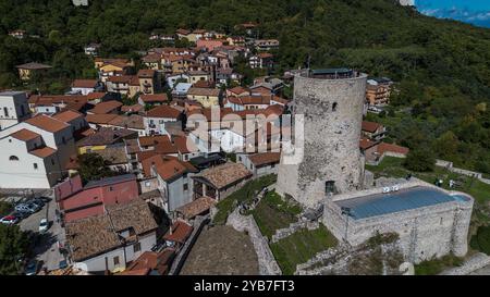 Die Festung von Summonte. Die Festung Summonte ist ein imposantes historisches Gebäude, das auf einem Panoramaberg steht. Stockfoto