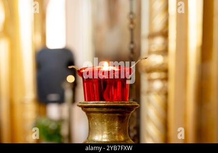 Kerze Auf Verschwommenem Hintergrund Der Katholischen Kirche Schafft Eine Ruhige Atmosphäre Stockfoto