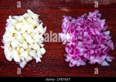 Das klassische dynamische Duo aus Gewürzen, gehackten Zwiebeln und Knoblauch Stockfoto