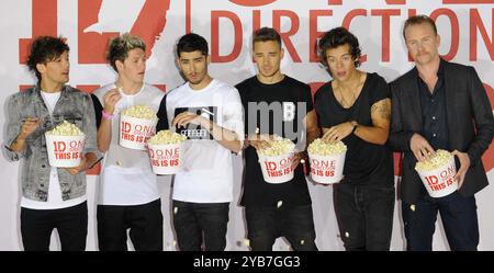 One Direction ( Louis Tomlinson, Niall Horan, Zayn Malik, Liam Payne & Harry Styles ) & Director Morgan Spurlockbesuchte The One Direction: This is U Stockfoto