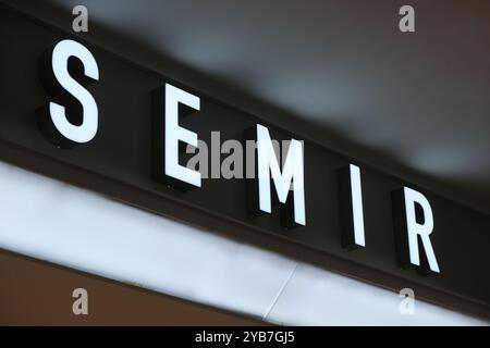 Shanghai, China - 28. Mai 2023: Semir Store Schild. Chinesische Bekleidungsmarke Stockfoto
