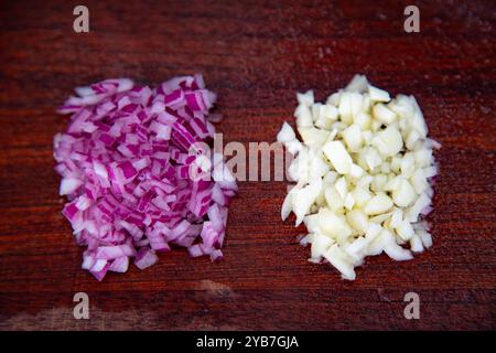 Das klassische dynamische Duo aus Gewürzen, gehackten Zwiebeln und Knoblauch Stockfoto