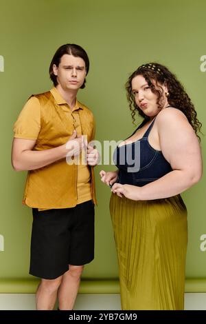 Eine selbstbewusste Frau in Übergröße posiert mit ihrem Freund und hebt Freundschaft und Stil hervor. Stockfoto