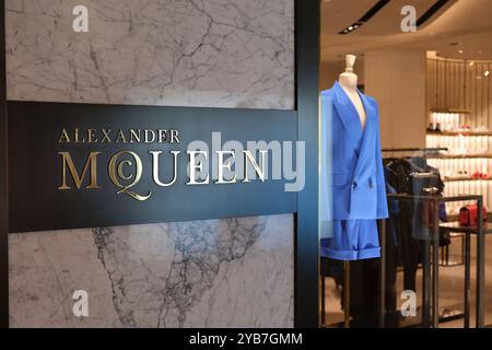 Shanghai, China-21. Mai 2023：Alexander McQueen Luxusmode Einzelhandelsgeschäft und Markenlogo Stockfoto