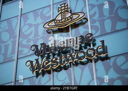 Shanghai, China - 21. Mai 2023: Vivienne Westwood Ladenschild. Firmenlogo Vivienne Westwood Stockfoto