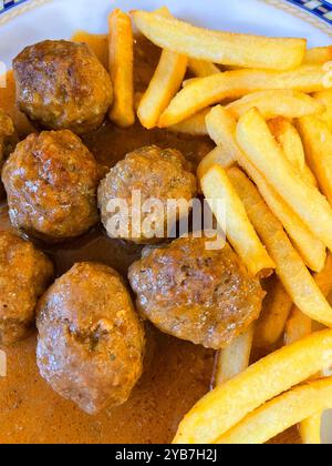 Fleischbällchen mit Bratkartoffeln. Spanien. Stockfoto