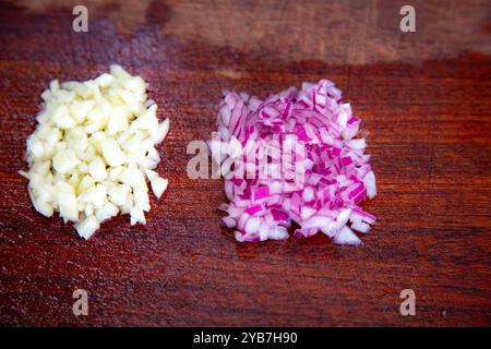 Das klassische dynamische Duo aus Gewürzen, gehackten Zwiebeln und Knoblauch Stockfoto