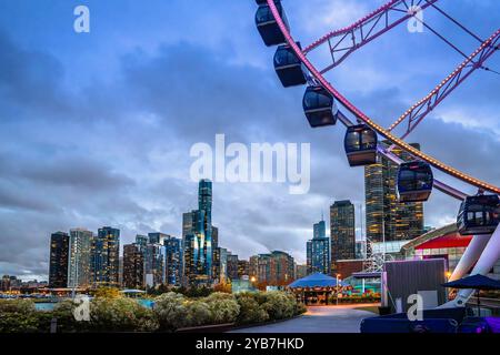 Blick auf die Skyline von Chicago und das Riesenrad am Abend, Bundesstaat Illinois, USA Stockfoto