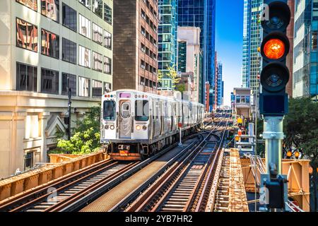 Chicago L Elevated Rapid Transit System Station and Train View, Illinois, USA Stockfoto